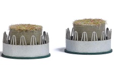 Busch 1388 OO / HO Scale Cattle Hay Racks With Bales Of Hay (Pack Of 2)