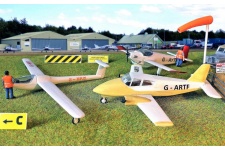 Gaugemaster GM443 Fordhampton Airfield Planes & Gliders OO Gauge Plastic Kit