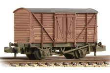 Graham Farish 373-728 N Gauge BR 10 Ton Insulated Ale Van BR Bauxite (Early) Weathered