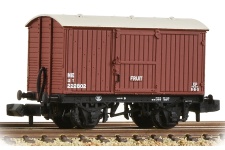 Graham Farish 377-987 N Gauge LNER 12ton Fruit Van Planked Ends LNER Bauxite livery.