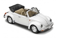italeri-3709-vw-1303s-beetle-cabriolet-front-right
