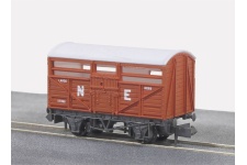 peco-nr-45e-10ft-cattle-truck-lner-red-oxide-quality-line-n-gauge-wagon