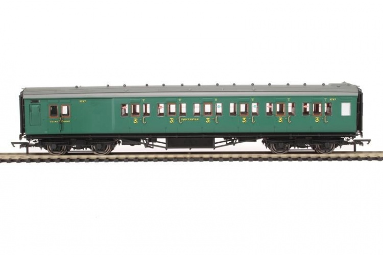 Hornby R4736 Maunsell Brake Third 3797 In SR Malachite Green pic2