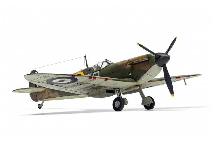 Airfix A05126A Supermarine Spitfire Mk.1a Front Right