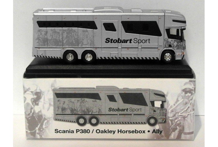 Atlas Editions 4649111 Scania P380 Horsebox "Eddie Stobart - Stobart Sport" Package