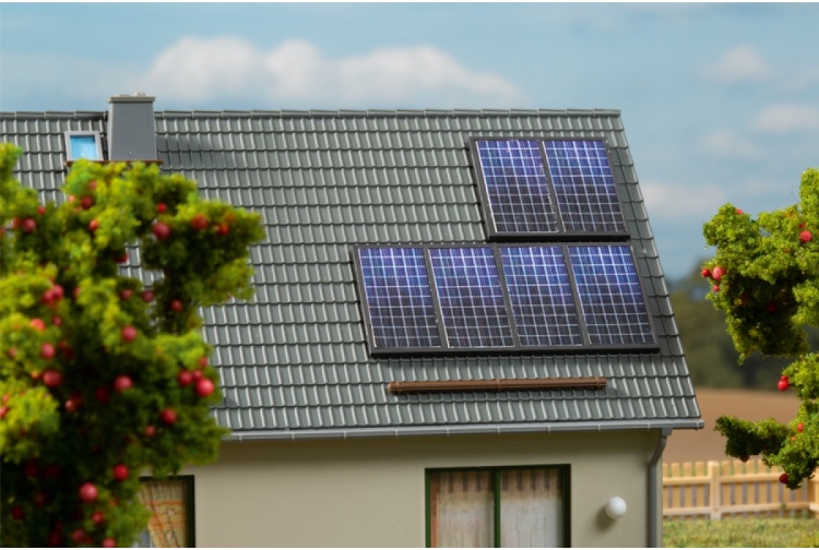Auhagen 11454 Detached House With Garage Closeup Solar Panels