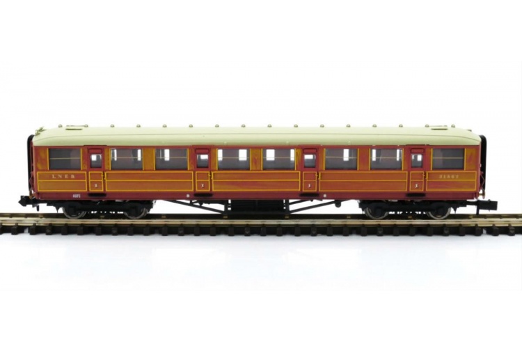 Dapol 2P-011-106 Gresley LNER Teak 1st Class Coach 318767 Side