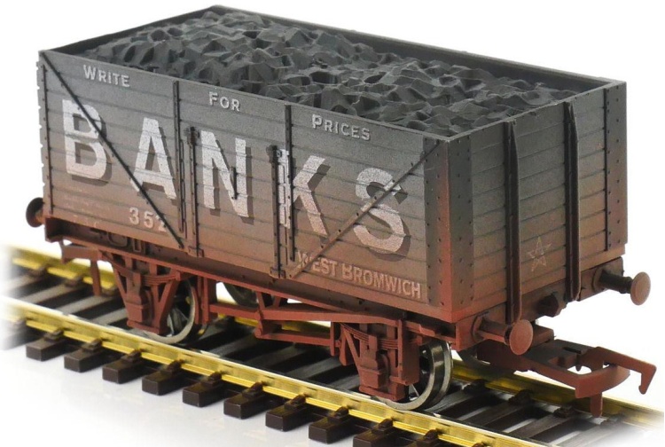 Dapol 4F-080-125 8 Plank Wagon Banks 352 Weathered Front Right