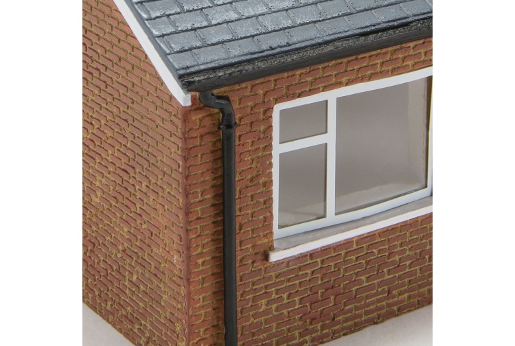 hornby-r9807-modern-bungalow-closeup-window-and-downspout