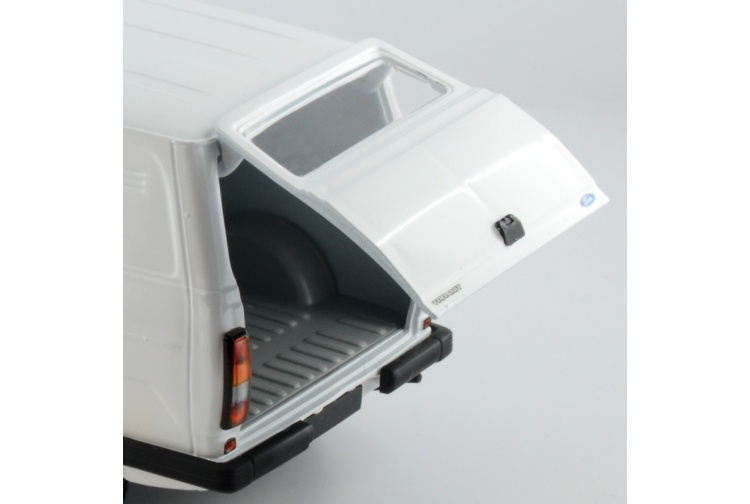 italeri-3687-ford-transit-mk2-open-rear-door