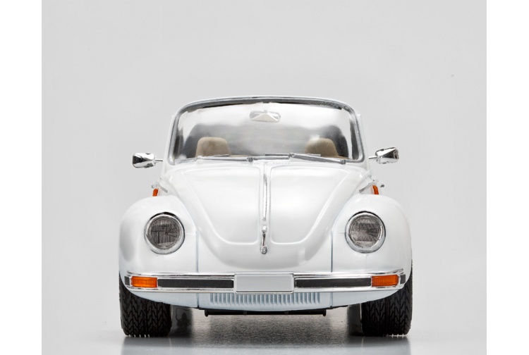 italeri-3709-vw-1303s-beetle-cabriolet-front