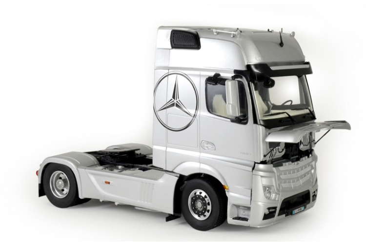 italeri-3905-mercedes-benz-actros-mp4-gigaspace-front-right