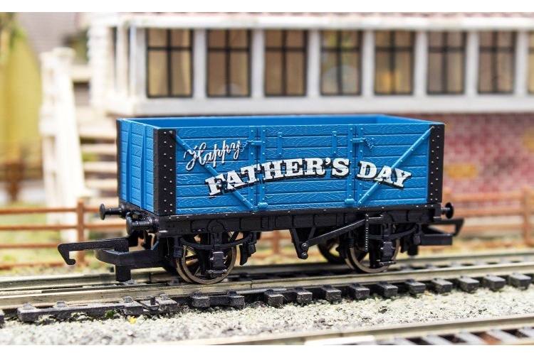 Hornby R6803 Fathers Day Wagon Blue detail